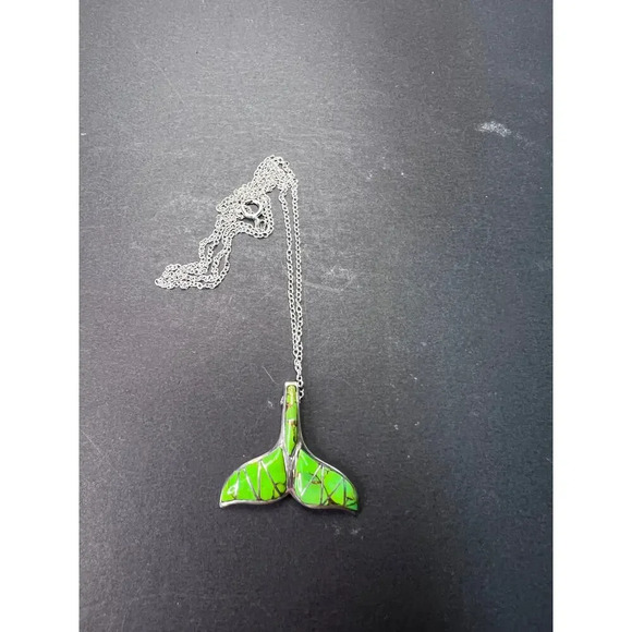 Green Mojave turquoise sterling silver whale tail pendant with chain - Picture 10 of 10